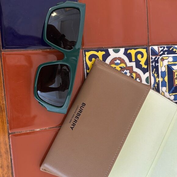 Burberry MICAH Sunglasses in green - Picture 2 of 4